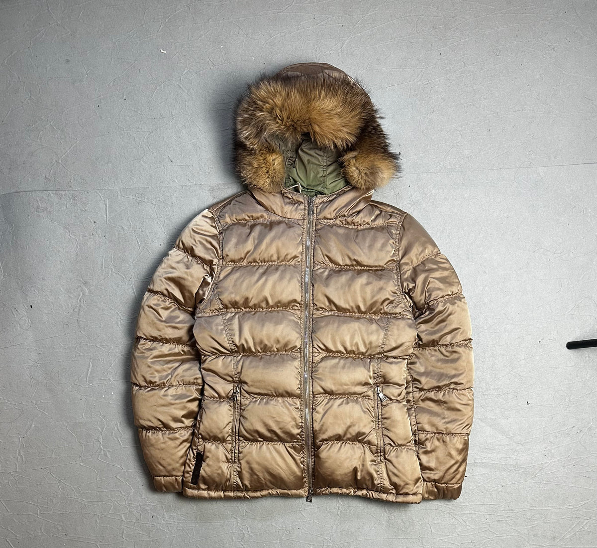 Prada Daunenjacke mit Echtfell-Kapuze Size M
