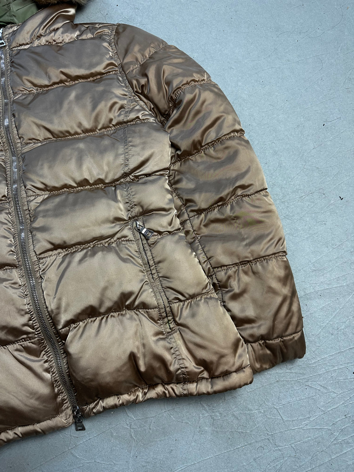Prada Daunenjacke mit Echtfell-Kapuze Size M