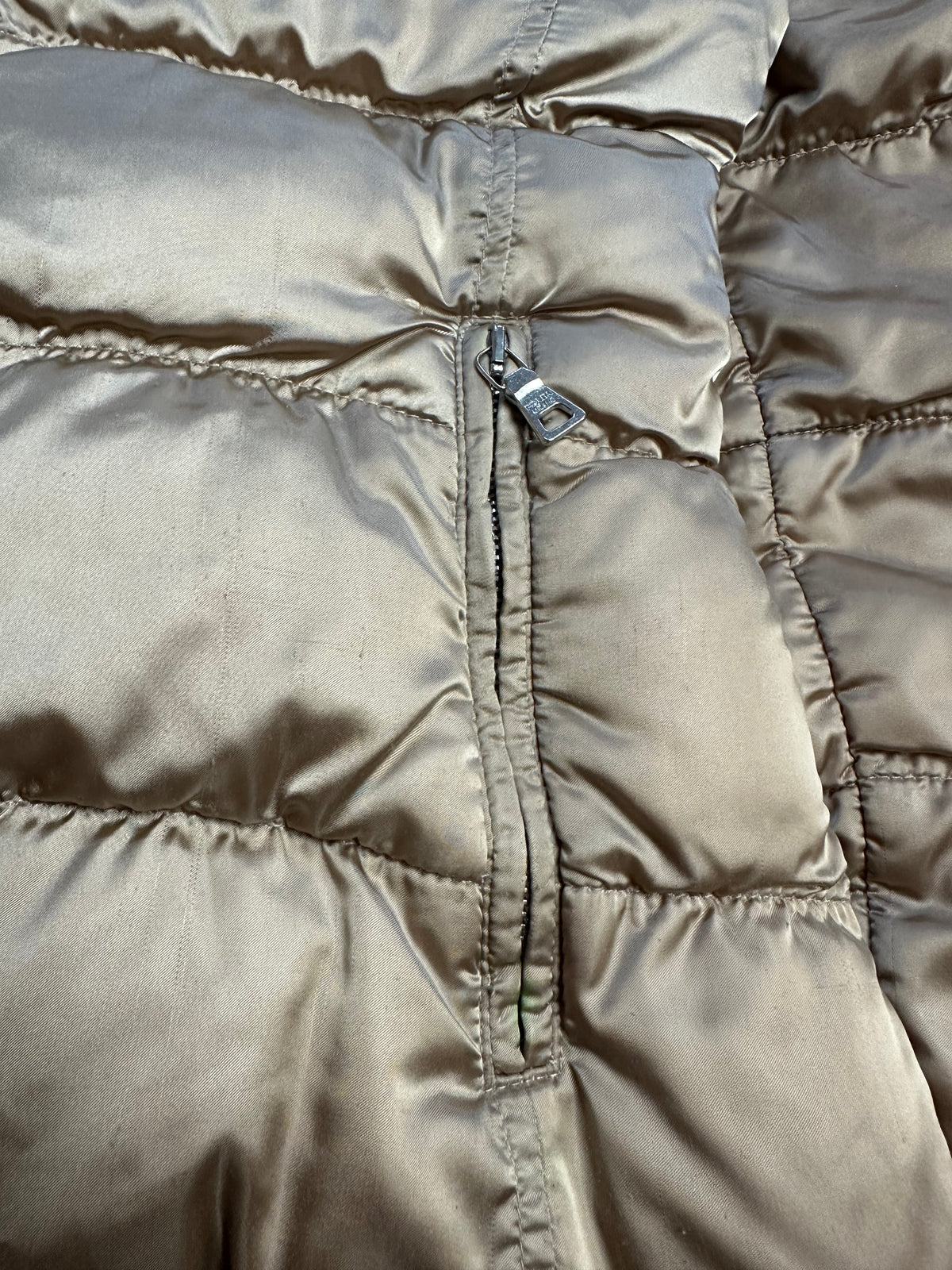Prada Daunenjacke mit Echtfell-Kapuze Size M
