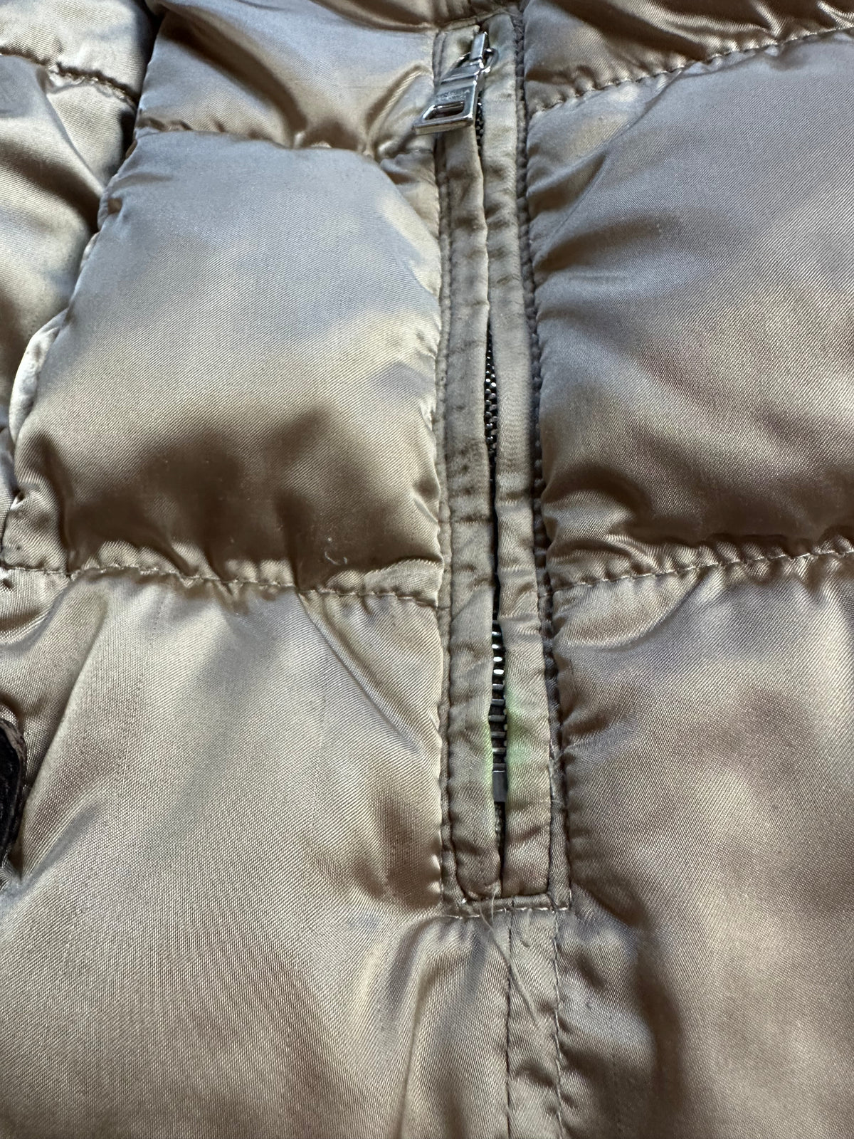 Prada Daunenjacke mit Echtfell-Kapuze Size M