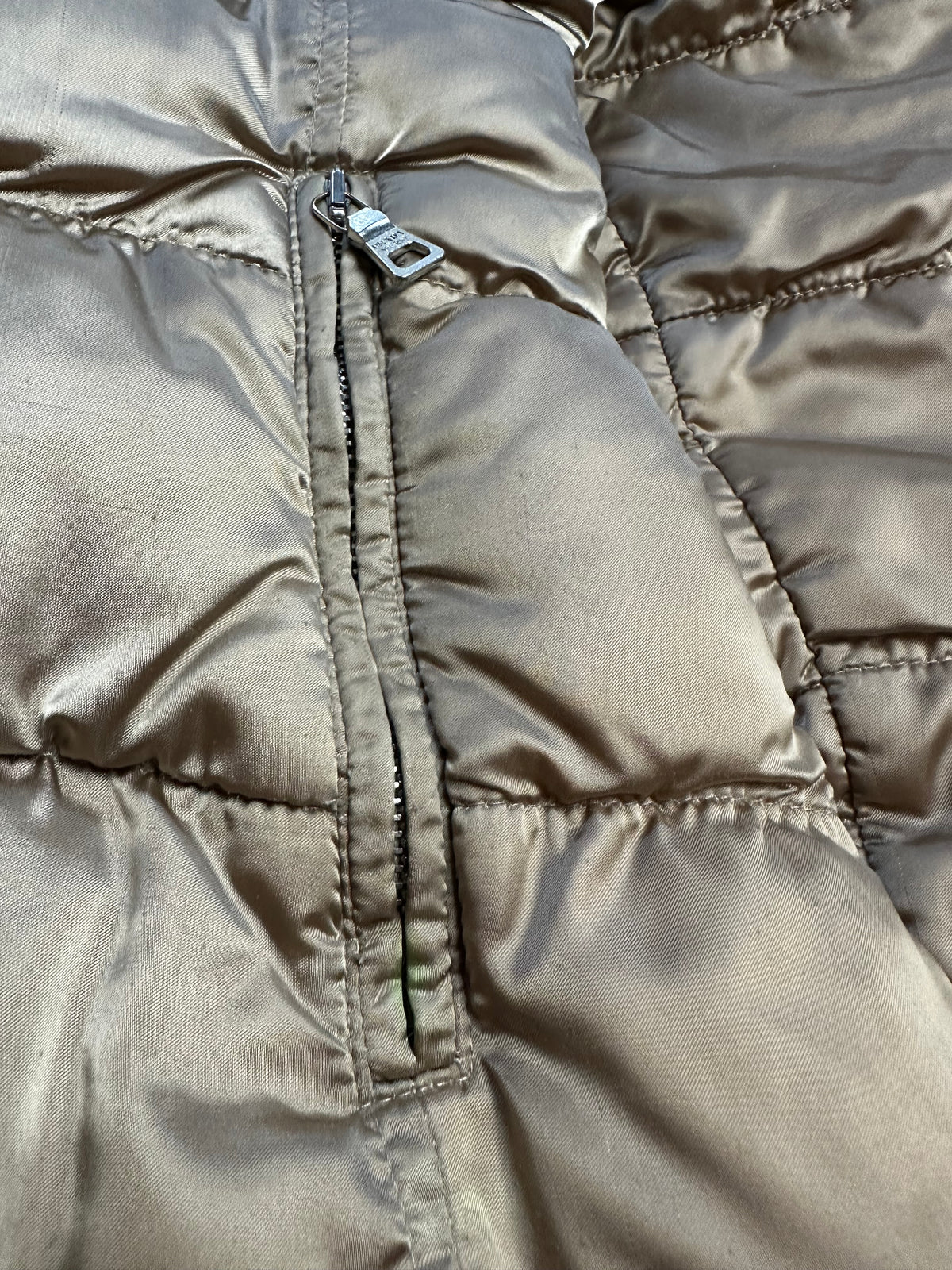 Prada Daunenjacke mit Echtfell-Kapuze Size M