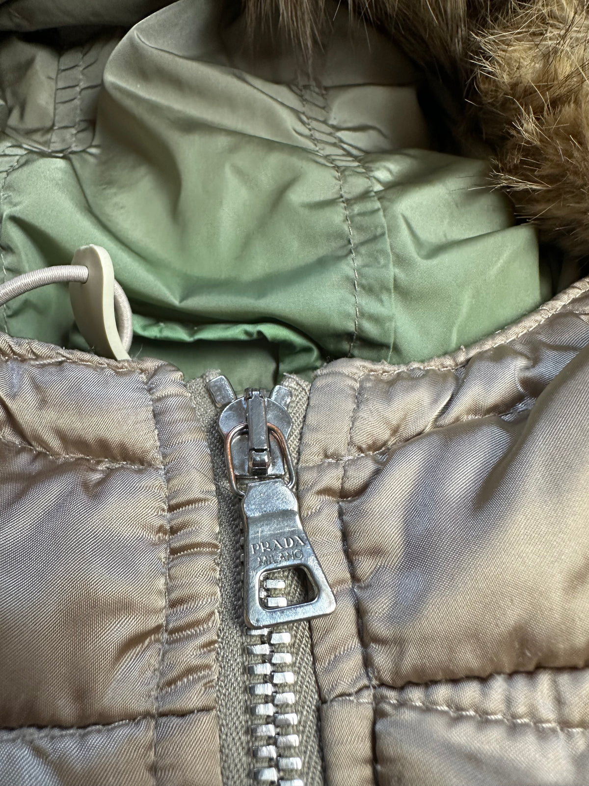Prada Daunenjacke mit Echtfell-Kapuze Size M