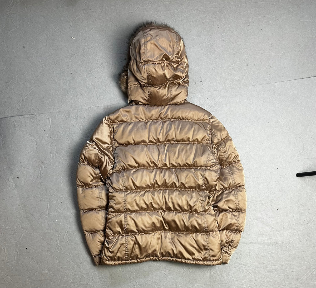 Prada Daunenjacke mit Echtfell-Kapuze Size M